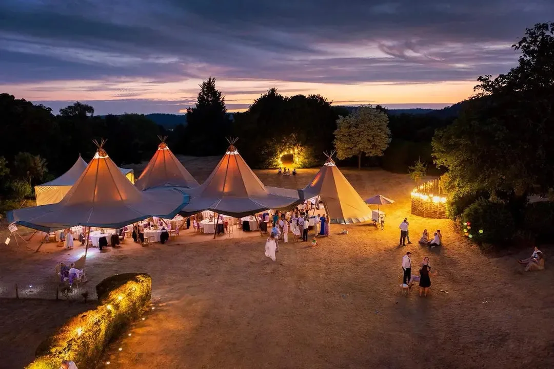 Forbundne Tentipi-tipier med belysning i skumringen