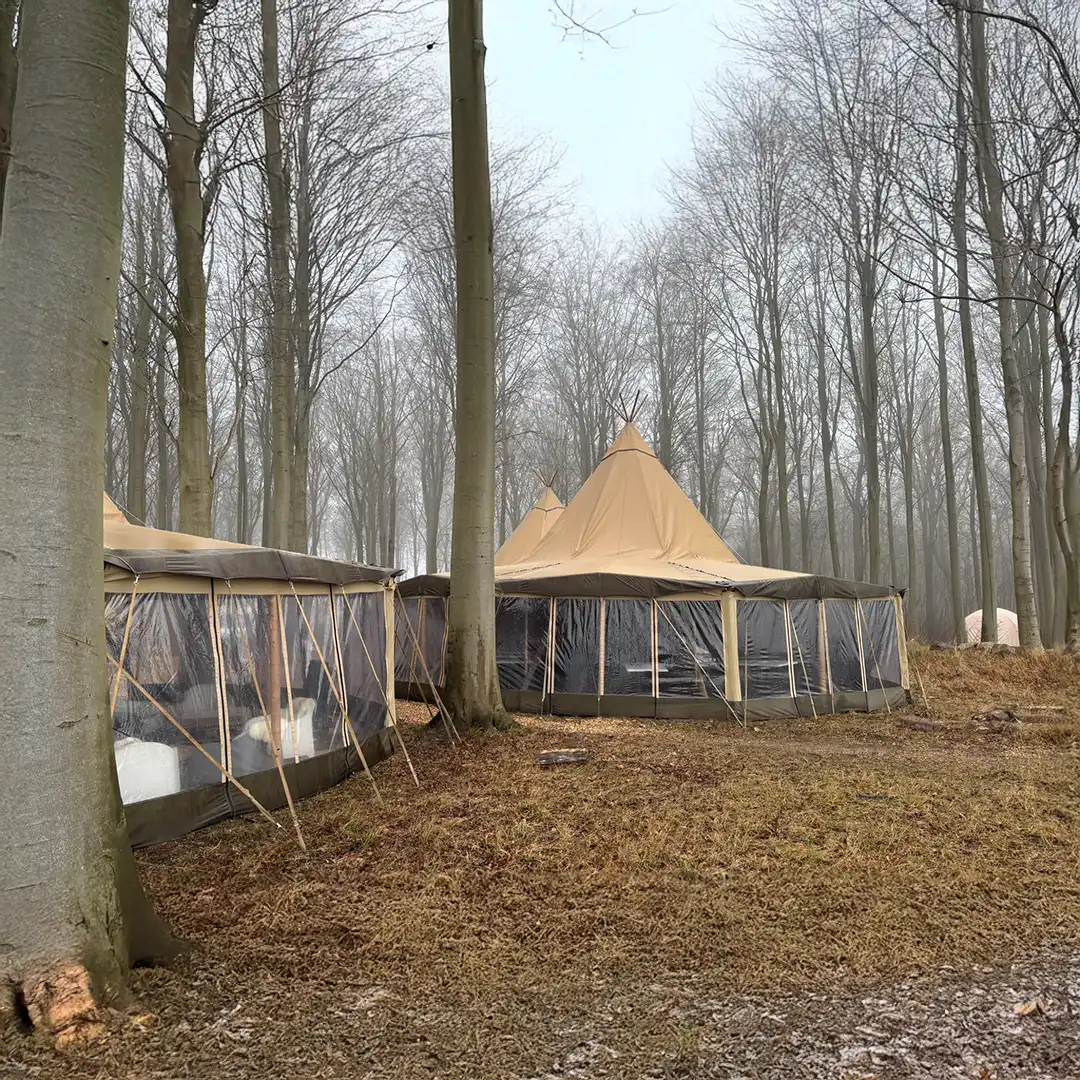 Smukke tipier opstillet i en fredelig skov på Langeland, ideelle til udendørs bryllupper, firmaevents eller private fester. Tipiteltet byder på en unik naturoplevelse i rolige omgivelser.