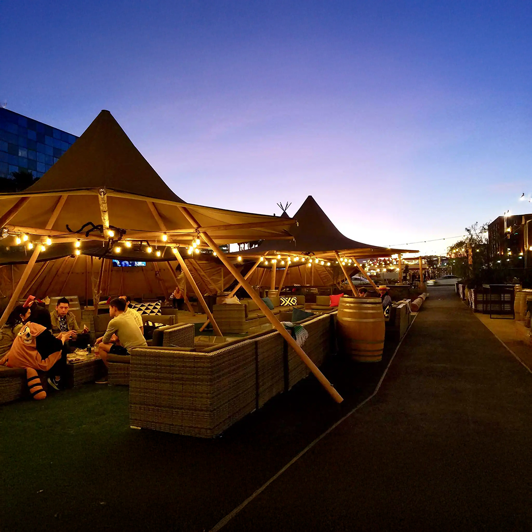 Urban Tipi Lounge med Stemningsfuld Belysning – Perfekt til Aftenevents