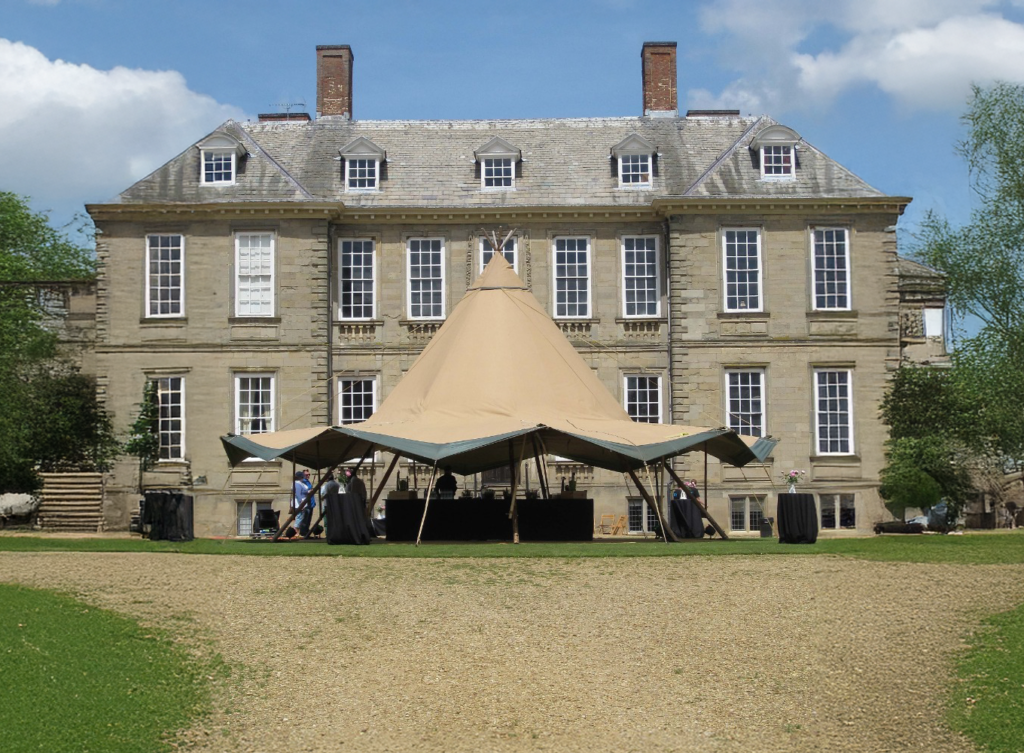 Alt-tekst: En stor tipi-opsætning foran en klassisk herregård, ideel til luksuriøse arrangementer som bryllupper, receptioner eller firmafester.