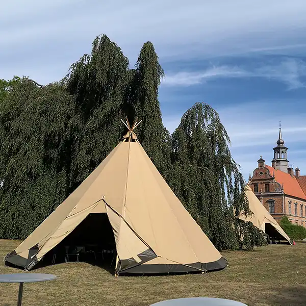 Elegant tipi-telt opsat ved en smuk herregård, perfekt til eksklusive bryllupper, firmaevents og særlige lejligheder i naturskønne omgivelser – TipiogCo