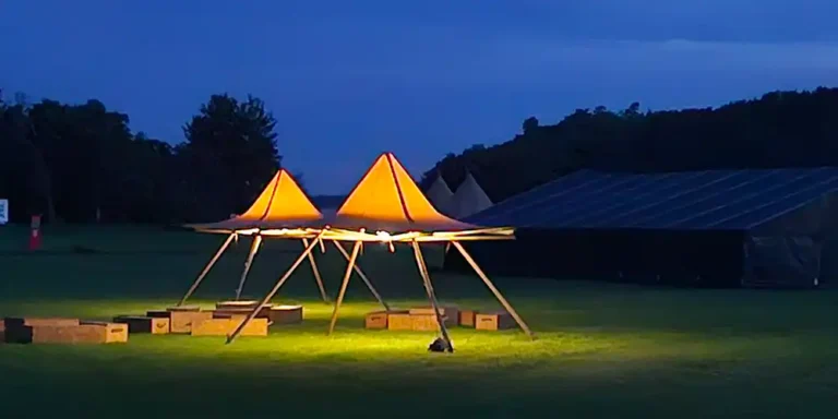 Eksklusive tipier med smuk belysning til intime arrangementer, nattefester og hyggeområder. Oplev unikt design og atmosfære med Tipiogco’s tipiløsninger.