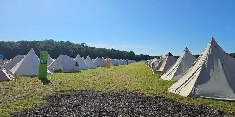 Oplev bekvem overnatning i vores festival- og eventtelte. Ideelt til glamping, teambuilding eller store arrangementer, hvor komfort og fællesskab er i fokus.