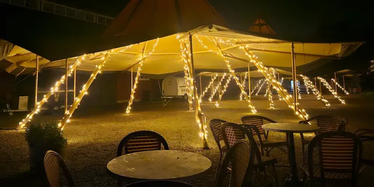 Skab en hyggelig og stemningsfuld atmosfære med vores tipi-lounges dekoreret med lyskæder. Ideelt til festivaler, firmafester og private events i natten.