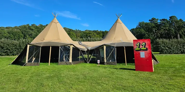 Vores store, sammenkoblede tipier giver plads til både store og små arrangementer. Ideelt til festivaler, teambuilding og eksklusive events i naturskønne rammer.