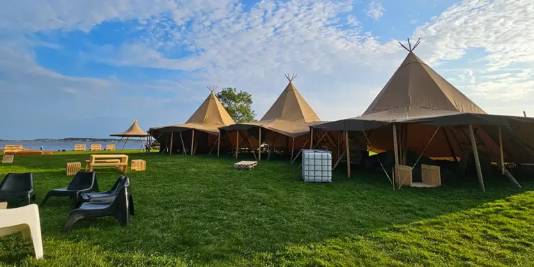 Oplev en unik eventoplevelse i vores eksklusive tipier med udsigt over vandet. Perfekt til bryllupper, fester og firmaarrangementer i smukke naturomgivelser.