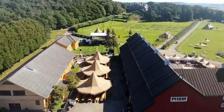 Få et eventyrligt setup med Tipiogco’s tipier, perfekt til bryllupper, firmafester og festivaler. Funktionelt design og naturskøn beliggenhed giver en uforglemmelig oplevelse.