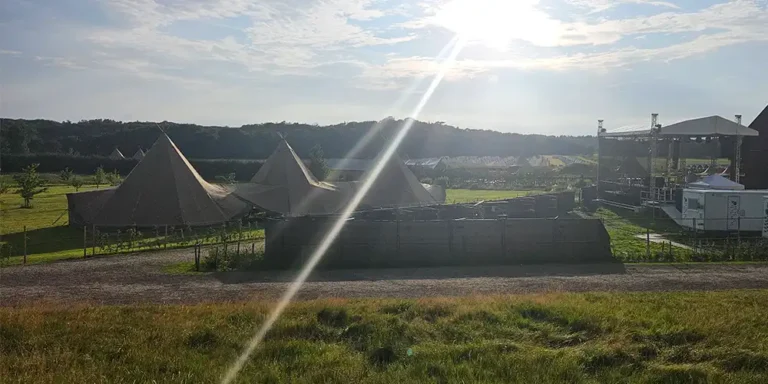 Unikke store tipier perfekt til festivaler, firmaarrangementer og bryllupper i naturskønne omgivelser. Skab en uforglemmelig atmosfære med Tipiogco's specialdesignede teltløsninger.