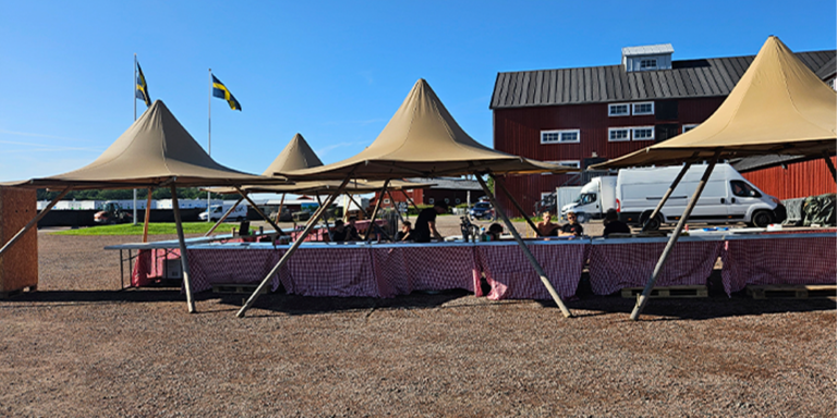 Nyd en autentisk spiseoplevelse under stilfulde tipier. Ideelt til catering, festivaler og events, hvor fællesskab og hygge er i fokus.