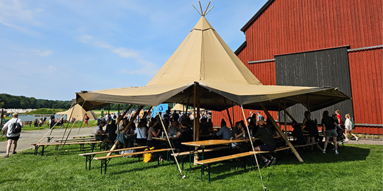 Skab et hyggeligt samlingspunkt med vores åbne tipier, perfekt til festivaler, firmaarrangementer og fællesspisning i naturskønne omgivelser.