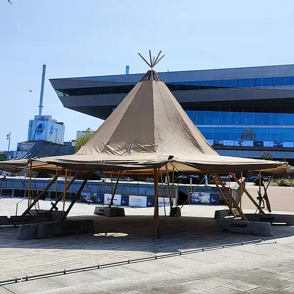 Stratus 72 tipi opsat i et byområde – perfekt til firmaevents, udstillinger og byfestivaler.