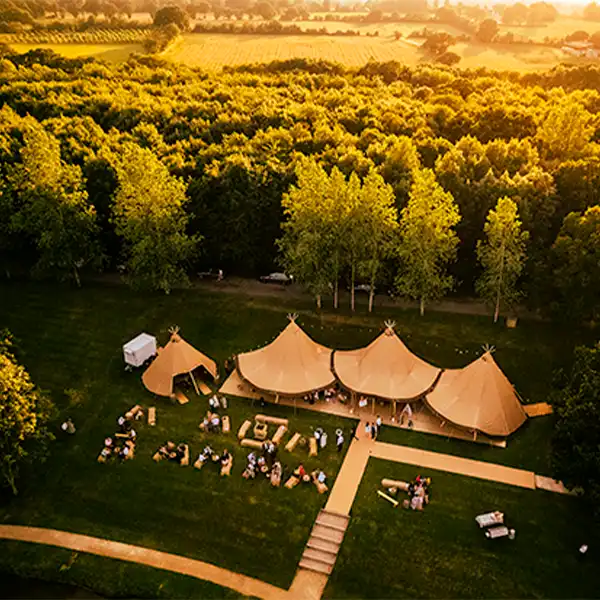 Hold dit event i smukke, grønne omgivelser med vores rummelige tipier. Perfekt til bryllupper, sommerfester og firmaarrangementer i naturen.