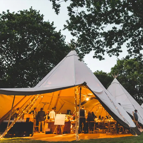 Store tipi-telte opsat ved en idyllisk sø, omgivet af natur og smukke omgivelser, perfekte til bryllupper og fester – TipiogCo