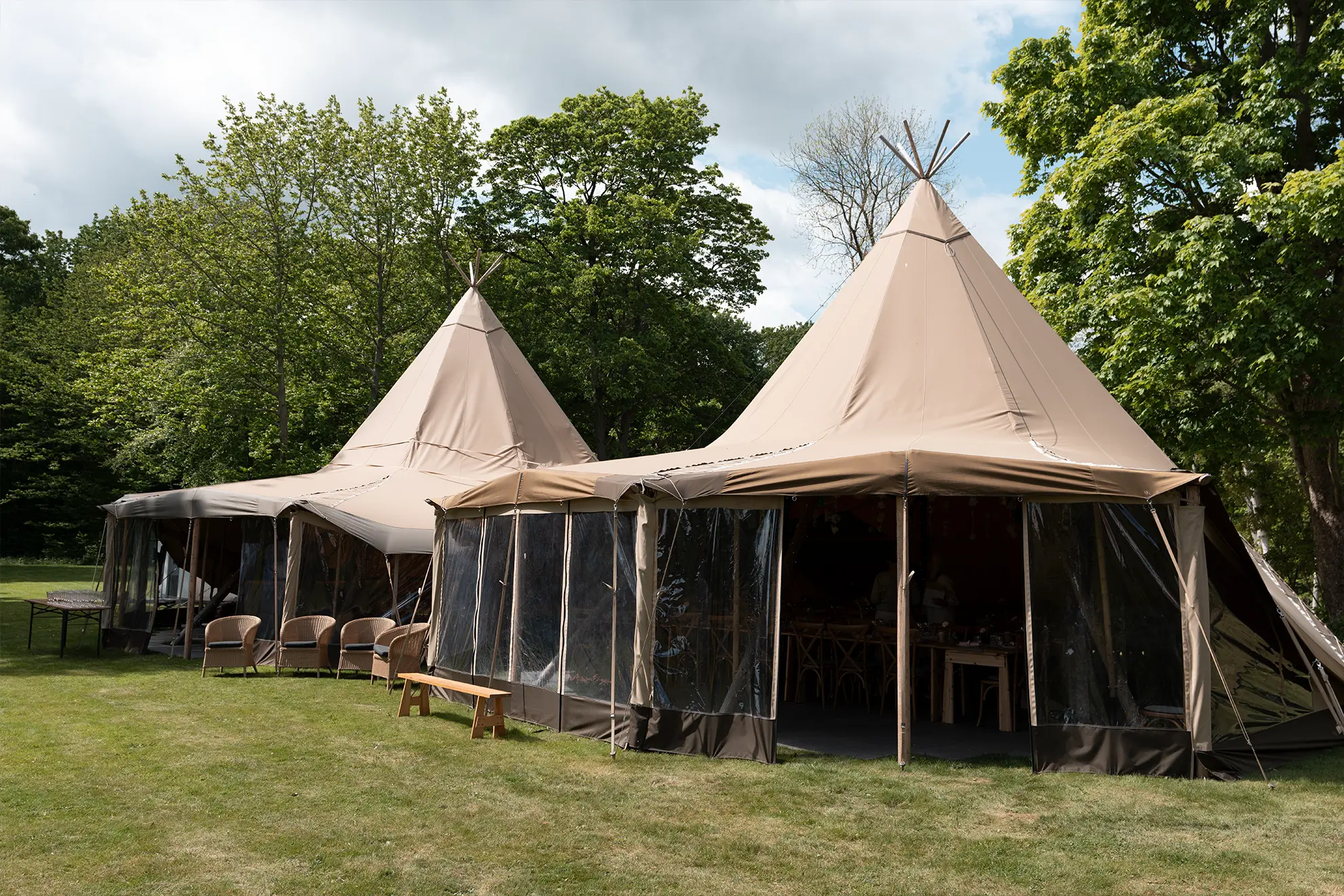 Store sammenkoblede tipi-telte til konfirmation, og outdoor events i grønne omgivelser